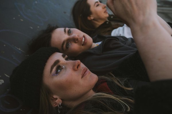 Quelles sont les tendances mode à adopter pour la saison à venir sans se ruiner ?